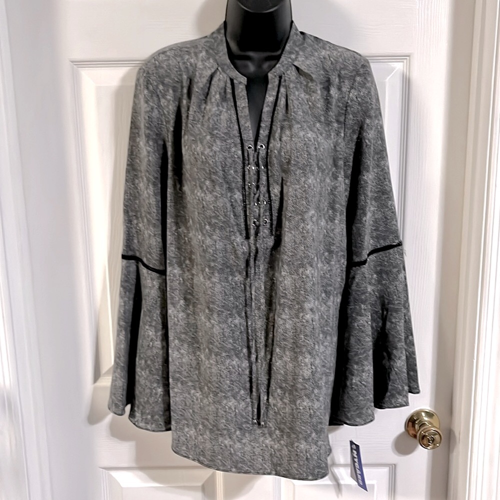 NYGARD grey & white top, size large, NWT.